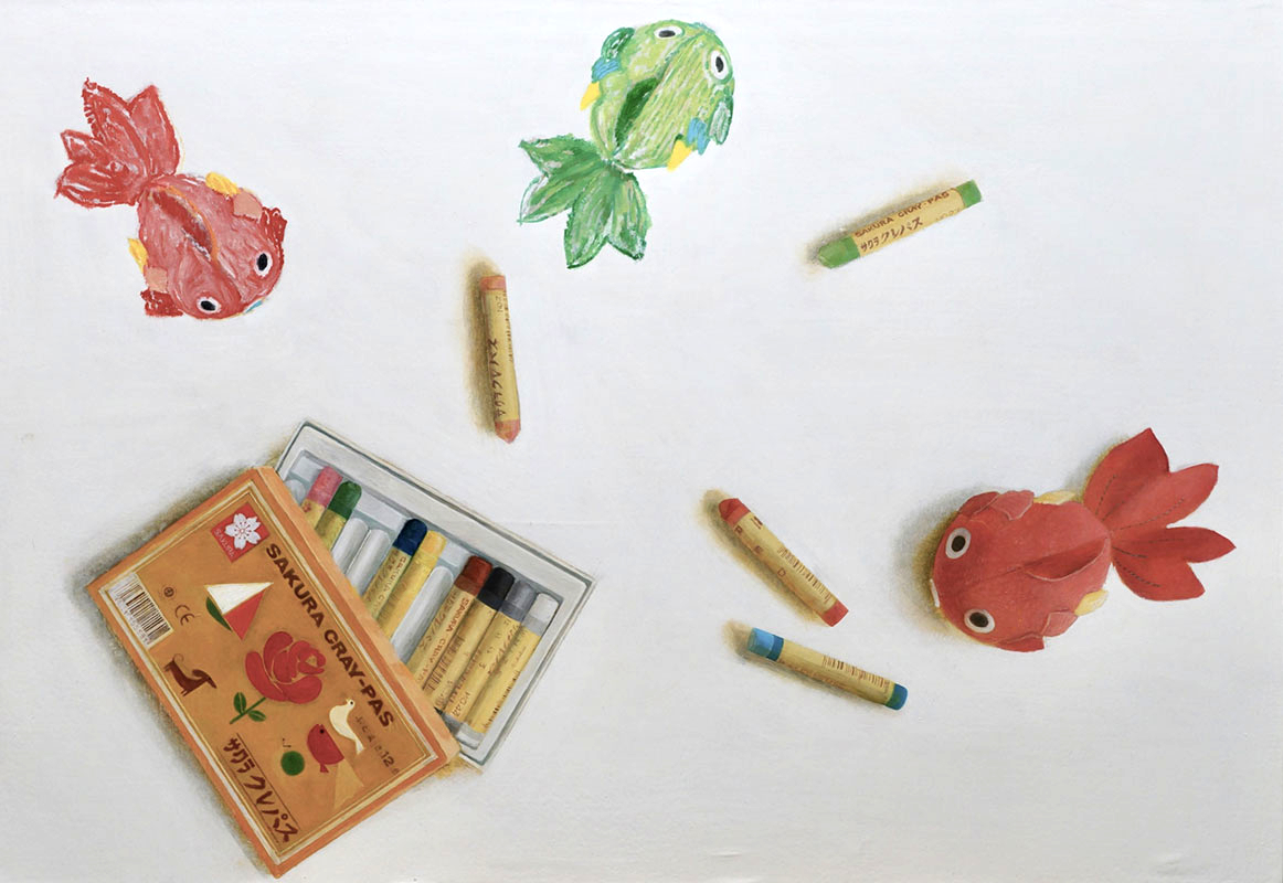 ぬいぐるみの金魚とクレパスで描かれた金魚たち